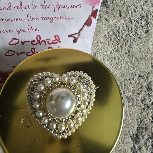 Gorgeous Stamped Brooche - Picture 4 of 12